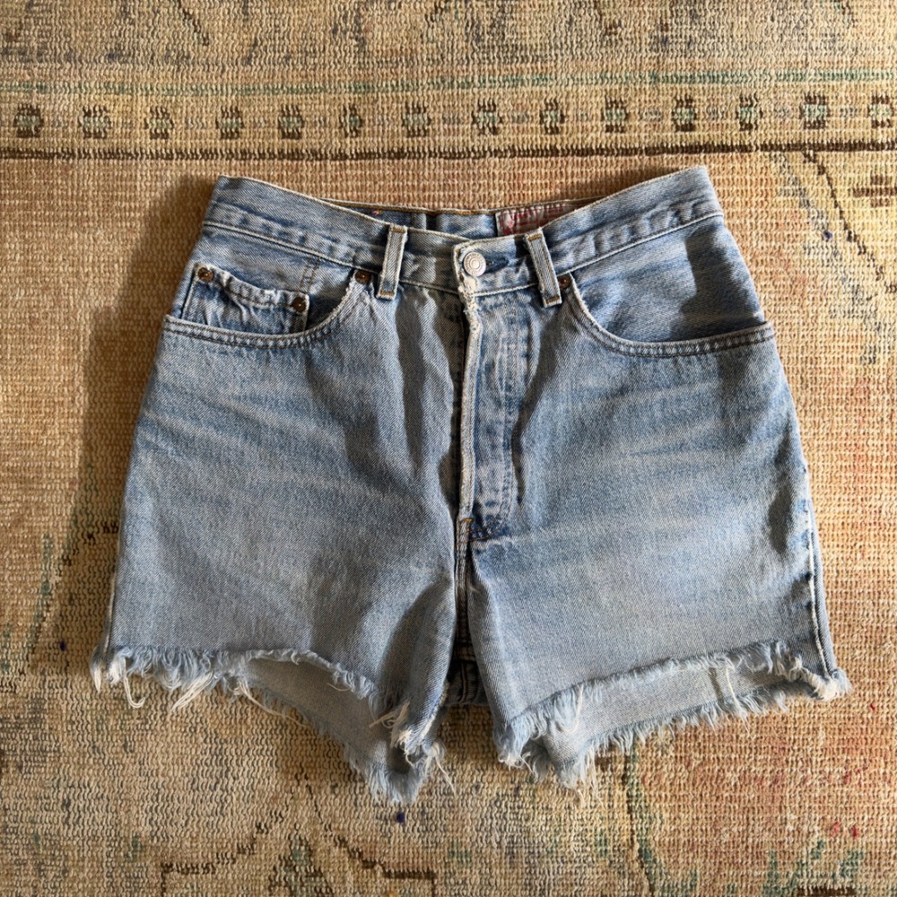 Vintage Levis 901 France Made Shrink to Fit Cut Off Denim Shorts Light Wash 28